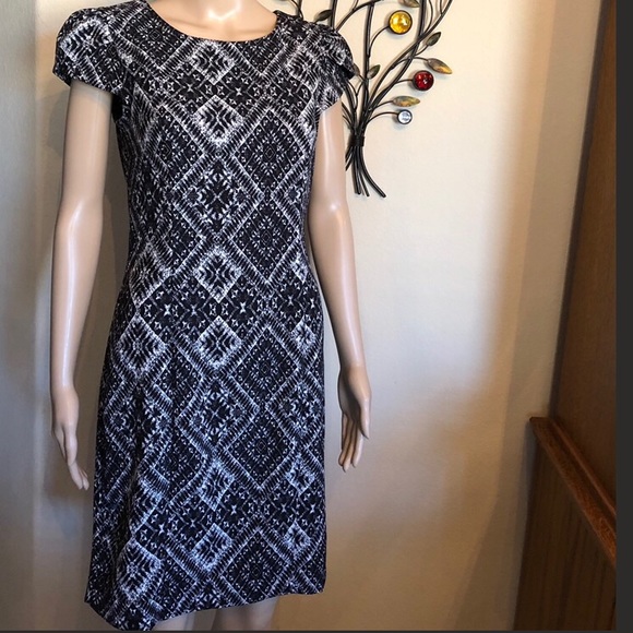 🌼H&M flattering black & white pattern dress! Sz.8 - Picture 2 of 5